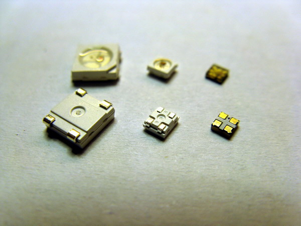 Größenvergleich RGB-LEDs in 5050, 2427, 2020